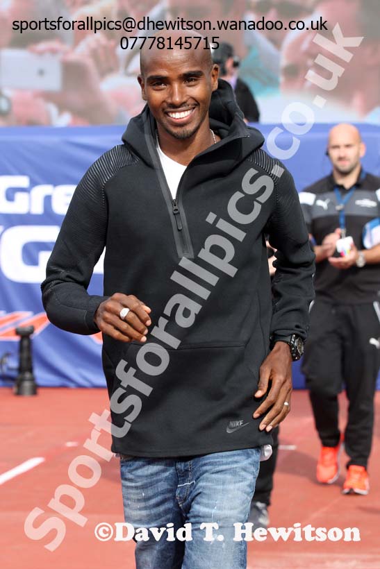 Mo Farah introduced to the crowd at the Great North CityGames. Photos: David T. Hewitson/Sports for All Pics